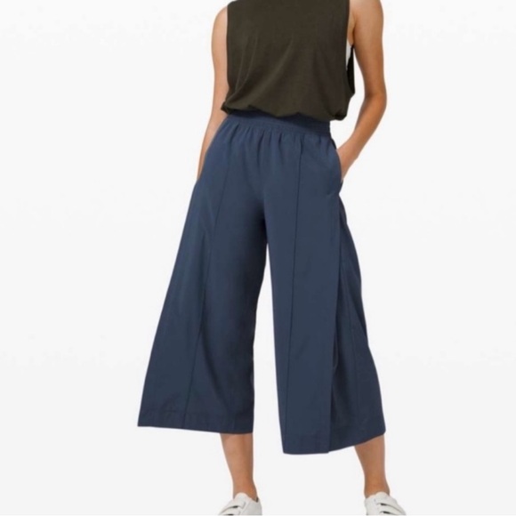 Lululemon Wanderer Culotte True Navy Size 0 - Picture 2 of 12